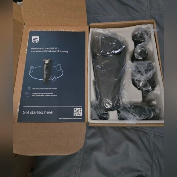 Philips Norelco Wet & Dry Shaver Series 9000 - Picture 2 of 6